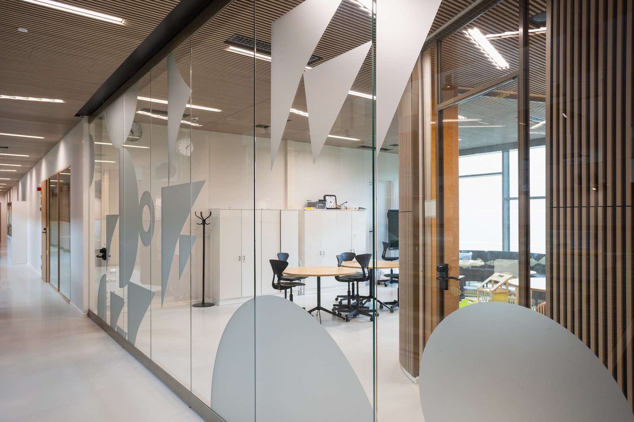 ScanMikael L-35-siirtolasiseinät_Etelä-Hervannan koulu ScanMikael L-35-siirtolasiseinät_Etelä-Hervannan koulu