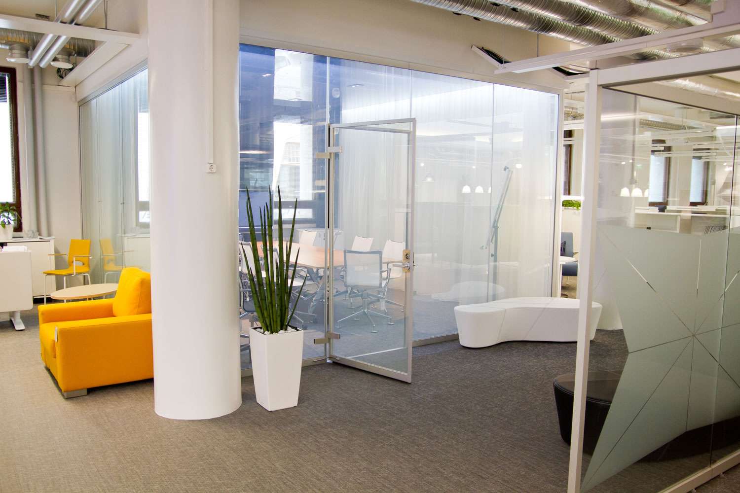 IMG_3871_web Scanmikael toimistolasiseinä_ äänieristyslasiseinä, ristikkolasiseinä, tilanjakaja_Merikortteli, Helsinki