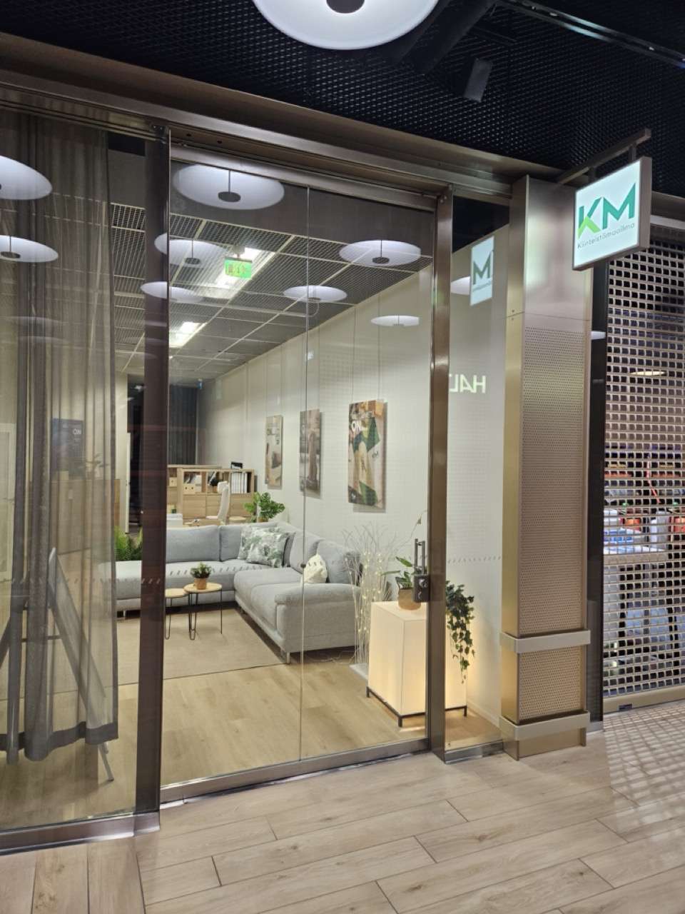 Kiinteät shopfront-lasit, Kauppakeskus Jumbo