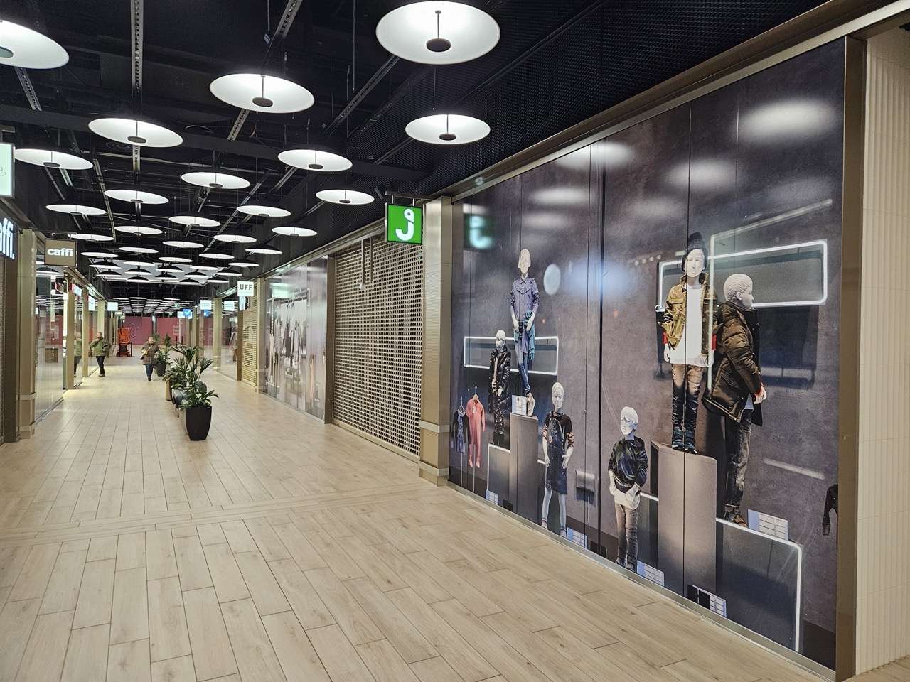 Kiinteät shopfront-lasit, Kauppakeskus Jumbo